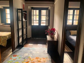 4 habitaciones, tabla de planchar con plancha y cuna de viaje 