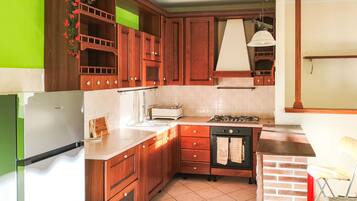 Frigorifero, forno, piano cottura, lavastoviglie