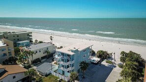 On the beach - Beachfront, Tropical Paradise, Intimate Complex, EV Charger! (Indian Rocks Beach)