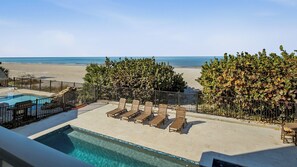 A heated pool - Beachfront, Tropical Paradise, Intimate Complex, EV Charger! (Indian Rocks Beach)