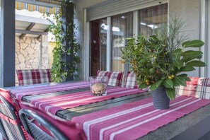 Outdoor dining - Holiday flat with air conditioning (Novigrad)