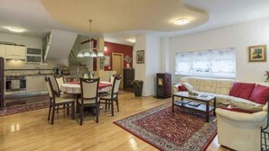 Apartamento moderno com área de refeições, cozinha e sala de estar.