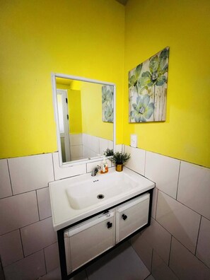 Serviettes fournies, savon, papier toilette