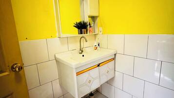 Toalhas de banho, sabonete, papel higiênico