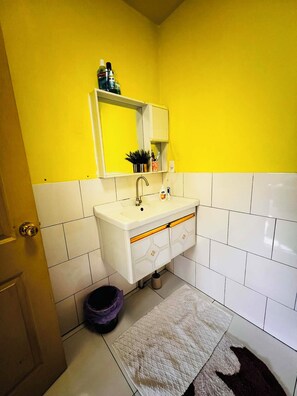 Toalhas de banho, sabonete, papel higiênico 