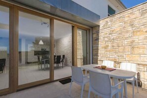 Outdoor dining - Holiday home with air conditioning (Novigrad)