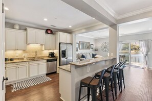 Fridge, microwave, oven, dishwasher - Coastal St. Simons Island Townhome Near Beaches, Shopping & Dining (Saint Simons Island)