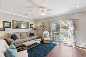 TV, computer monitors - Coastal St. Simons Island Townhome Near Beaches, Shopping & Dining (Saint Simons Island)