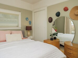 3 habitaciones, escritorio, tabla de planchar con plancha y wifi gratis 