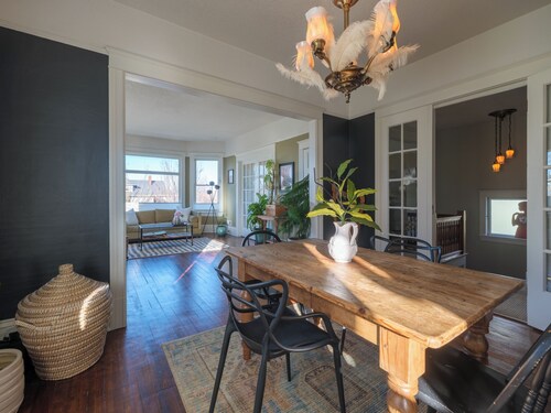 Charming 3-bedroom Astoria apartment- blocks to downtown. 1-9 month rentals