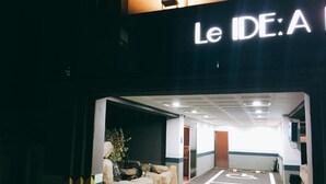 L’entrée d’un hôtel, avec une enseigne indiquant « Le IDE:A ».