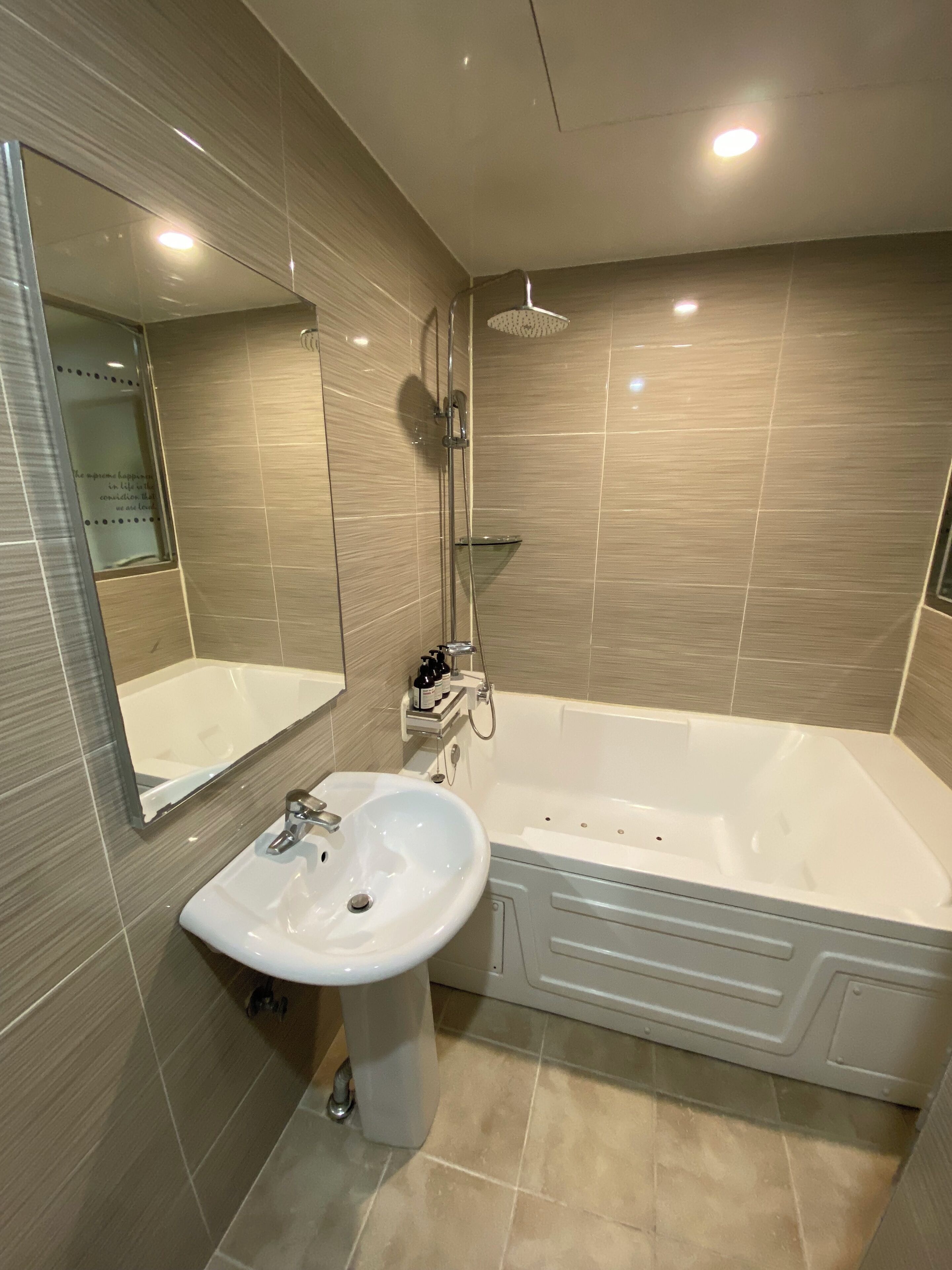 Habitación doble superior, vistas a la ciudad | Baño | Albornoces y zapatillas