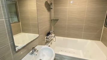 Habitación doble superior, vistas a la ciudad | Baño | Albornoces y zapatillas