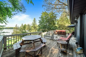 Outdoor dining - Lakefront Getaway, Swim, Laugh, Family Fun for all! Close to Kettle Moraine (Palmyra)