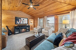 Smart TV, fireplace, computer monitors - Lakefront Getaway, Swim, Laugh, Family Fun for all! Close to Kettle Moraine (Palmyra)