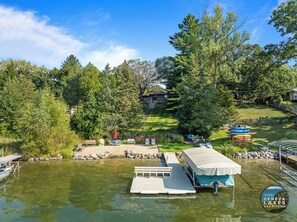 Property grounds - Lakefront Getaway, Swim, Laugh, Family Fun for all! Close to Kettle Moraine (Palmyra)