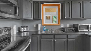 Cafetera/tetera, refrigerador, microondas, horno