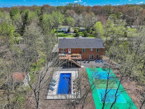 A house with a deck, a swimming pool, and a tennis court. - ELK COVE - Modern Pocono Cabin - Pool - Pickleball (Blakeslee)