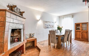 Dining - Pet friendly home in Floridia (Floridia)