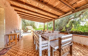 Outdoor dining - Pet friendly home in Floridia (Floridia)