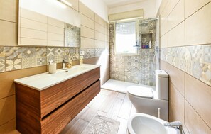 Shower, hair dryer - Pet friendly home in Floridia (Floridia)