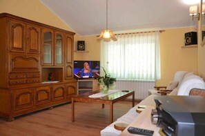 Living area - Holiday home with pool and air conditioning (Tinjan)