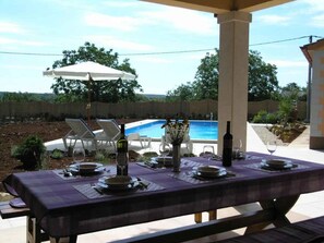Outdoor dining - Holiday home with pool and air conditioning (Tinjan)