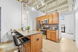 Geladeira, micro-ondas, fogão, cooktop