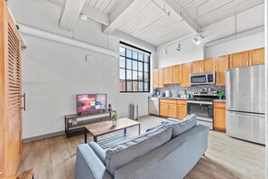 Kylskåp, mikrovågsugn, ugn och spishäll