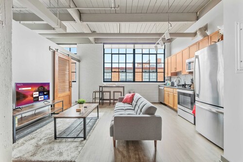 Bright & Cozy 1BD Apt in Cleveland