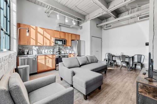 Modern Industrial 1BR Apt in CLE
