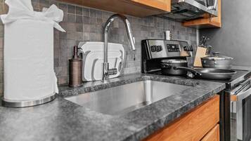 冰箱、微波炉、烤箱、炉灶