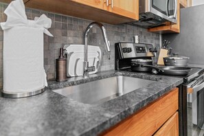 Geladeira, micro-ondas, fogão, cooktop