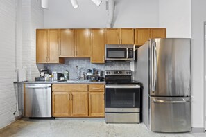 Geladeira, micro-ondas, fogão, cooktop