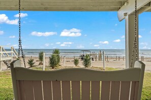 On the beach - Laid-Back Beachfront Bungalow (Galveston)