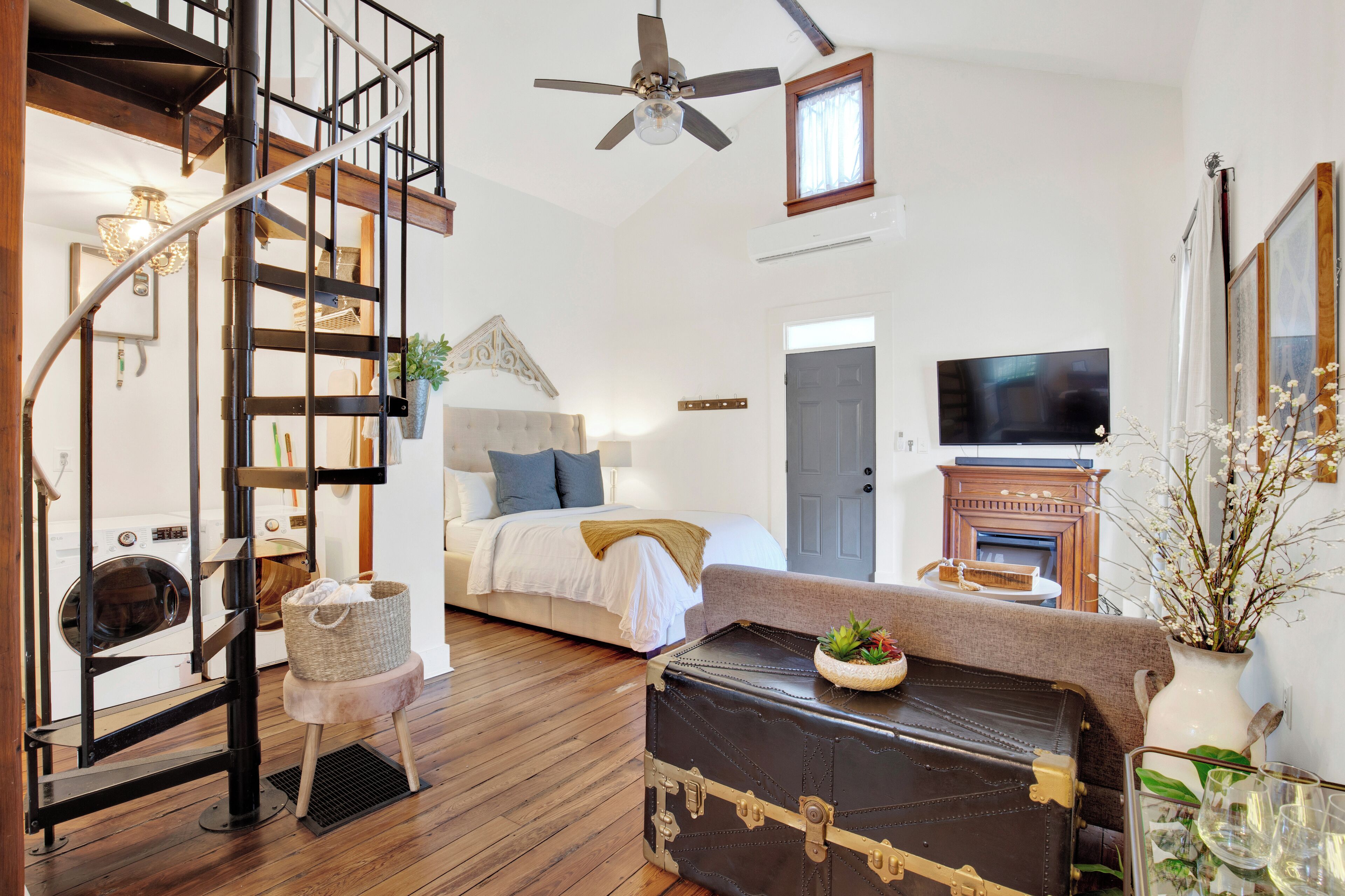 Tabla de planchar con plancha, wifi gratis y ropa de cama 