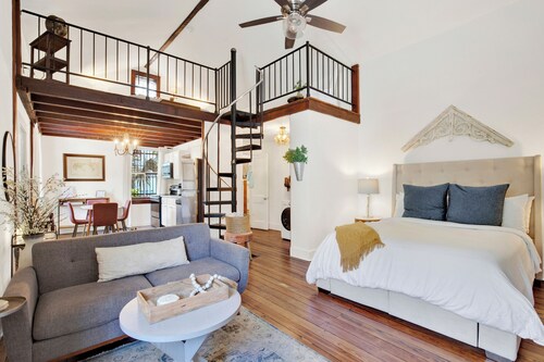 Charming Cottage Near Forsyth Park
