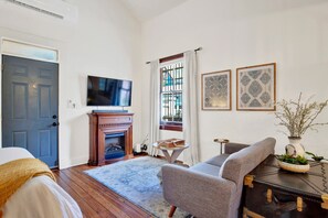 Smart TV, fireplace