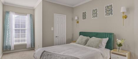 Een strijkplank/strijkijzer, internet, beddengoed