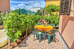 Outdoor dining - Holiday home with pool and air conditioning (Fažana)