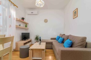 TV - Holiday home with pool and air conditioning (Fažana)