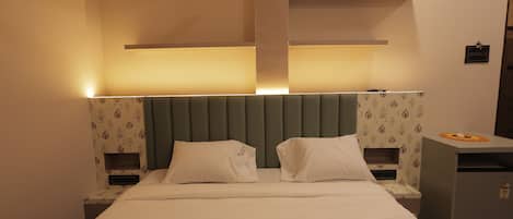 Deluxe Double Room | Iron/ironing board, free WiFi