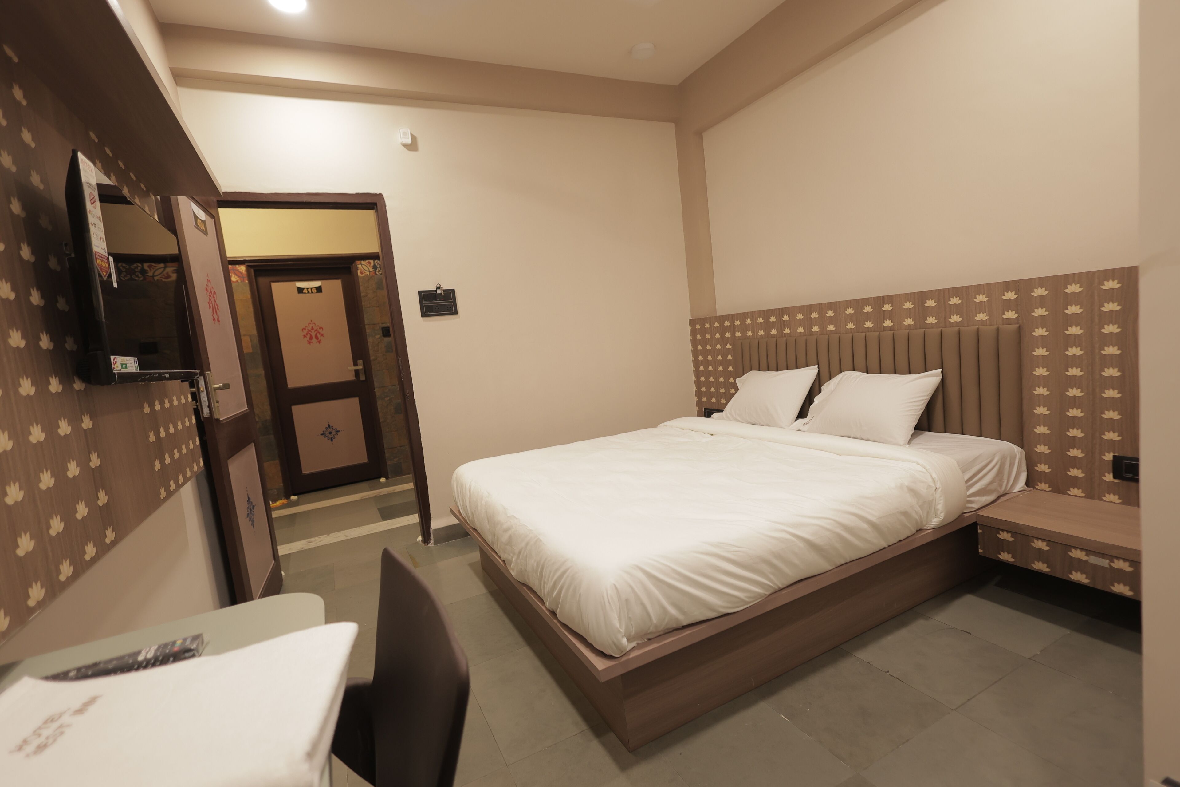 Deluxe Double Room | Iron/ironing board, free WiFi