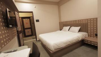 Deluxe Double Room | Iron/ironing board, free WiFi