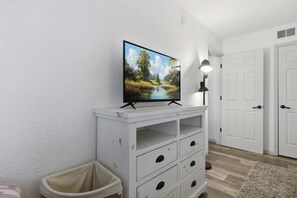 Interior - Prime Osage Beach Home, Pet-Friendly w/ Garage Near Margaritaville, Dining & Golf (Osage Beach)