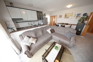 TV - Holiday apartment with air conditioning (Mali Iž)