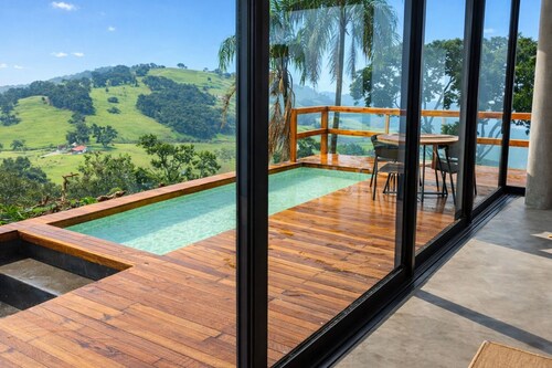 Casa de Campo com Piscina e Vista em Vargem Grande