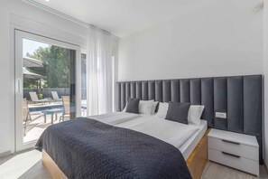 3 bedrooms, WiFi - Holiday apartment with air conditioning and shared pool (Funtana)