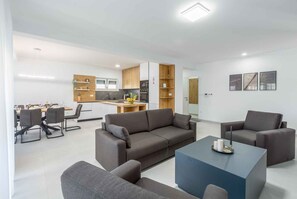 TV - Holiday apartment with air conditioning and shared pool (Funtana)