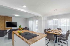 Dining - Holiday apartment with air conditioning and shared pool (Funtana)